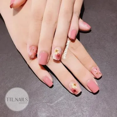 15 mẫu nail hoa khô đẹp và ấn tượng nhất thập kỷ