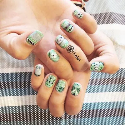 Chuẩn bohemian với bộ nail hoạ tiết thổ cẩm siêu ấn tượng