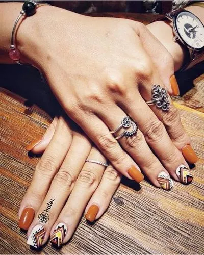 Chuẩn bohemian với bộ nail hoạ tiết thổ cẩm siêu ấn tượng