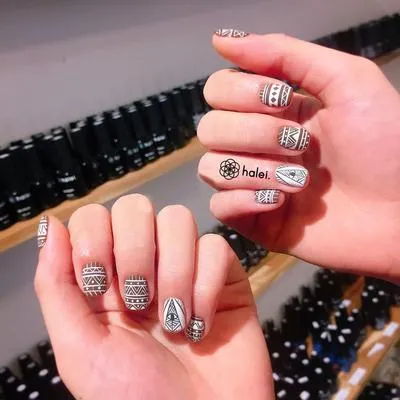 Chuẩn bohemian với bộ nail hoạ tiết thổ cẩm siêu ấn tượng