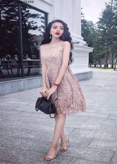 Đầm ren màu nude làm tan chảy trái tim cô nàng công sở