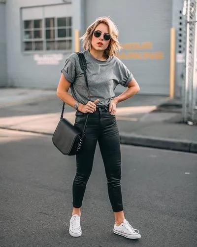 Học cách mix đồ với áo thun cực chất từ các fashionista