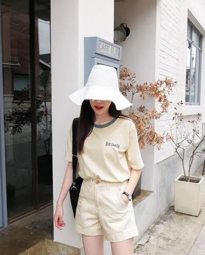 "Học lỏm" bí quyết mặc gì để che bắp tay to của "hot" instagram