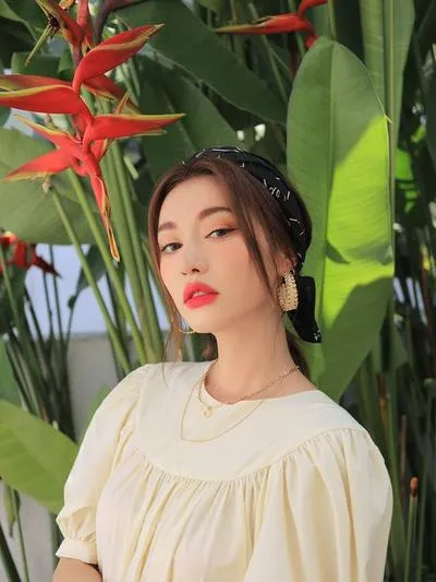 Mix đồ ngày thu chuẩn Hàn với áo blouse ai diện cũng xinh đúng điệu