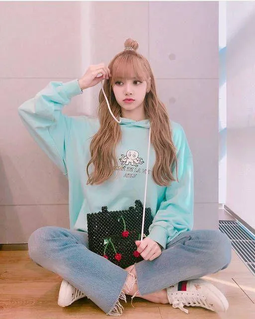 Nhìn Lisa của BlackPink mix trang phục với sneaker trắng mà học tài phối đồ thần thánh