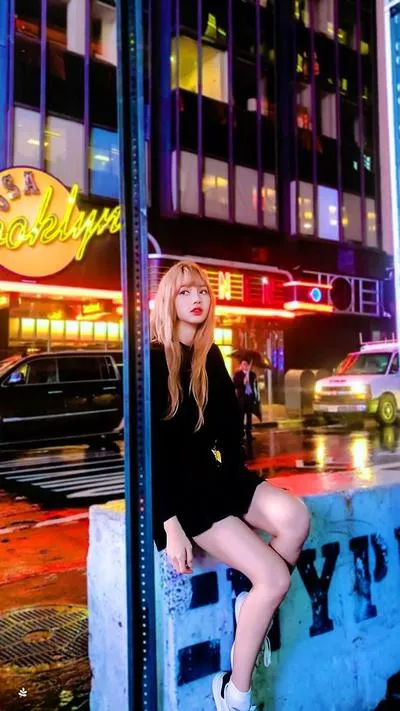 Nhìn Lisa của BlackPink mix trang phục với sneaker trắng mà học tài phối đồ thần thánh