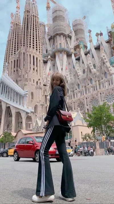 Nhìn Lisa của BlackPink mix trang phục với sneaker trắng mà học tài phối đồ thần thánh