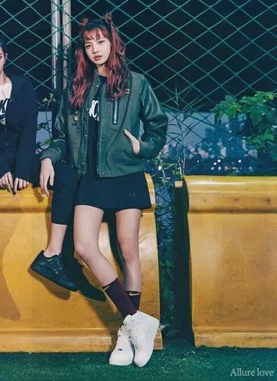 Nhìn Lisa của BlackPink mix trang phục với sneaker trắng mà học tài phối đồ thần thánh