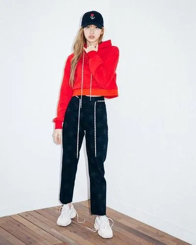 Nhìn Lisa của BlackPink mix trang phục với sneaker trắng mà học tài phối đồ thần thánh