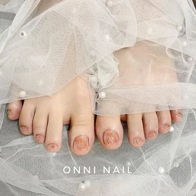 Những mẫu nail chân đính đá khiến chị em không thể ngồi yên