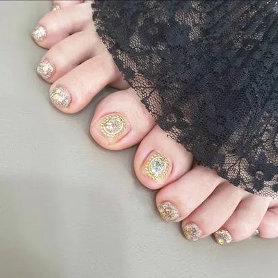 Những mẫu nail chân đính đá khiến chị em không thể ngồi yên