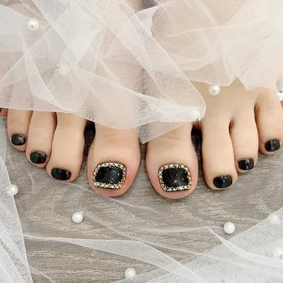 Những mẫu nail chân đính đá khiến chị em không thể ngồi yên