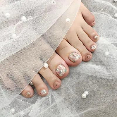 Những mẫu nail chân đính đá khiến chị em không thể ngồi yên