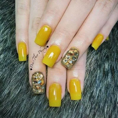 Những mẫu nail màu vàng đẹp mang lại may mắn quanh năm