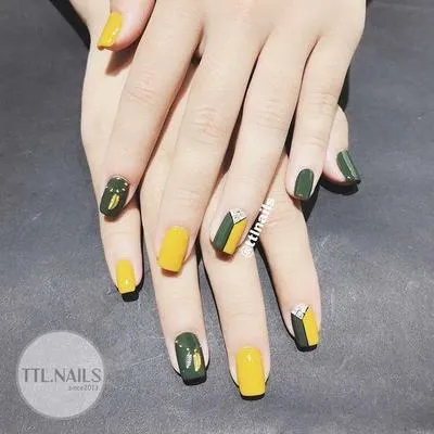 Những mẫu nail màu vàng đẹp mang lại may mắn quanh năm