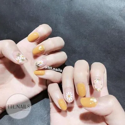 Những mẫu nail màu vàng đẹp mang lại may mắn quanh năm